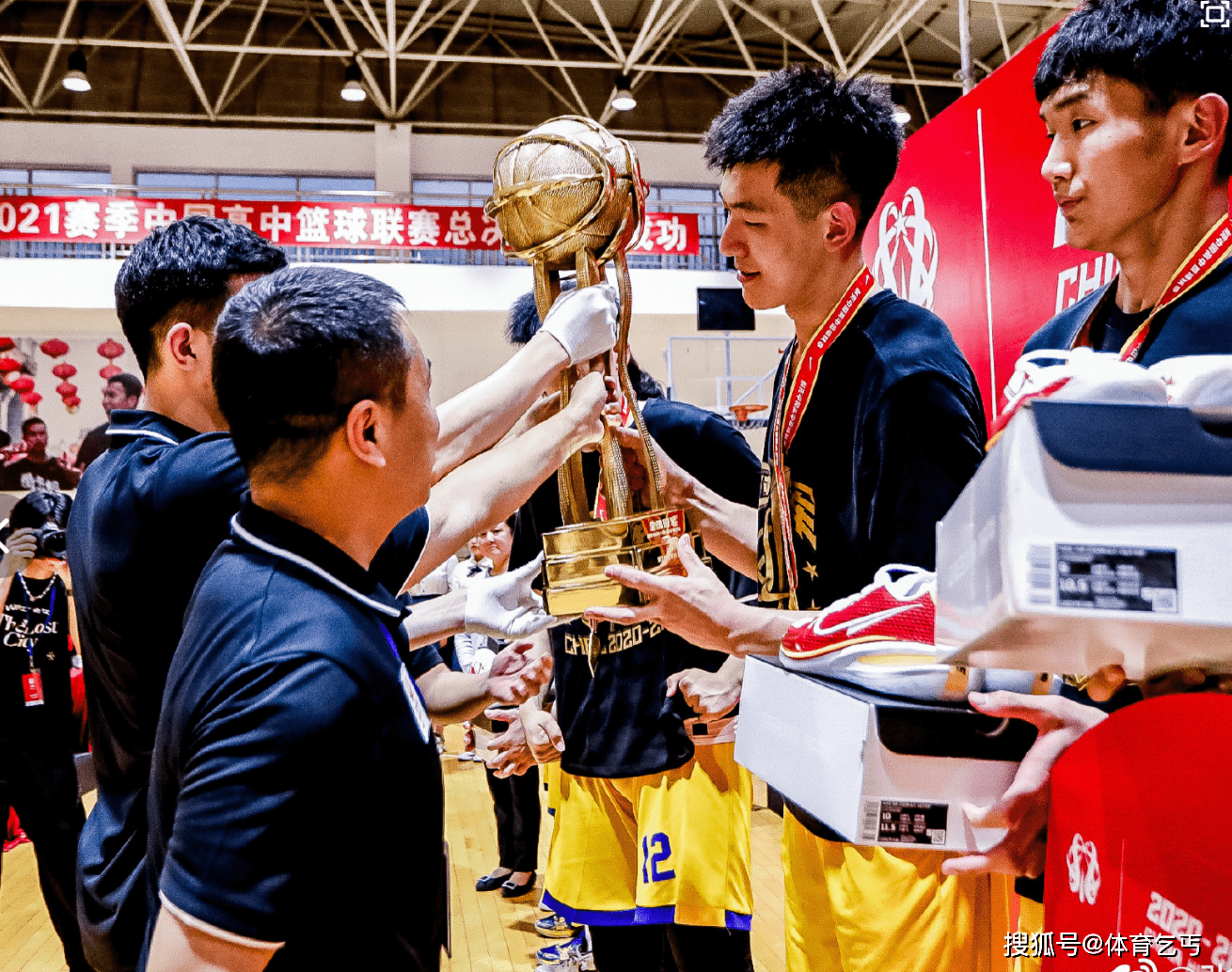 波特兰开拓者训练开放日；转会期强势反弹引欢呼；CBA常规赛在即；团队化学反应显著的简单介绍